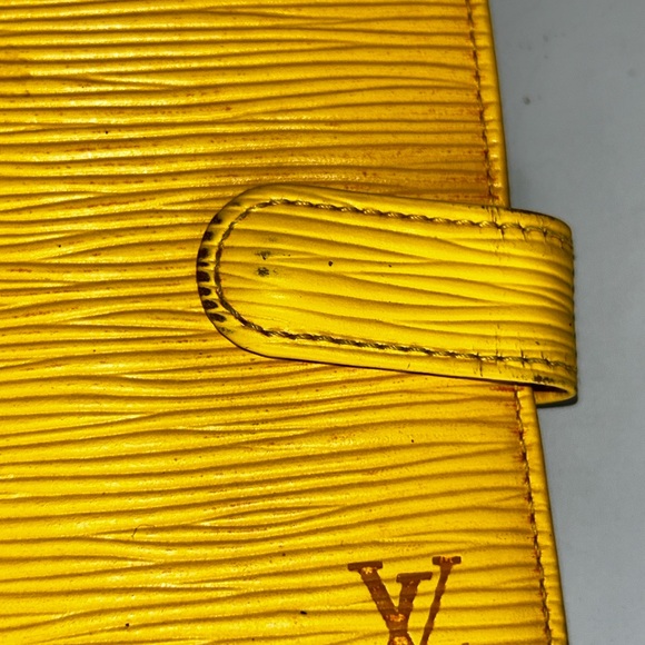 Pre loved Louis Vuitton epi wallet - Picture 2 of 8
